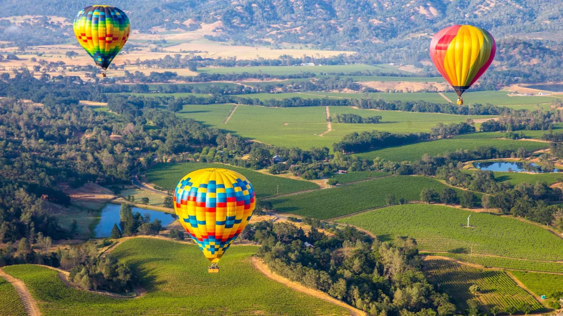 热气球在加州愉快山起飞