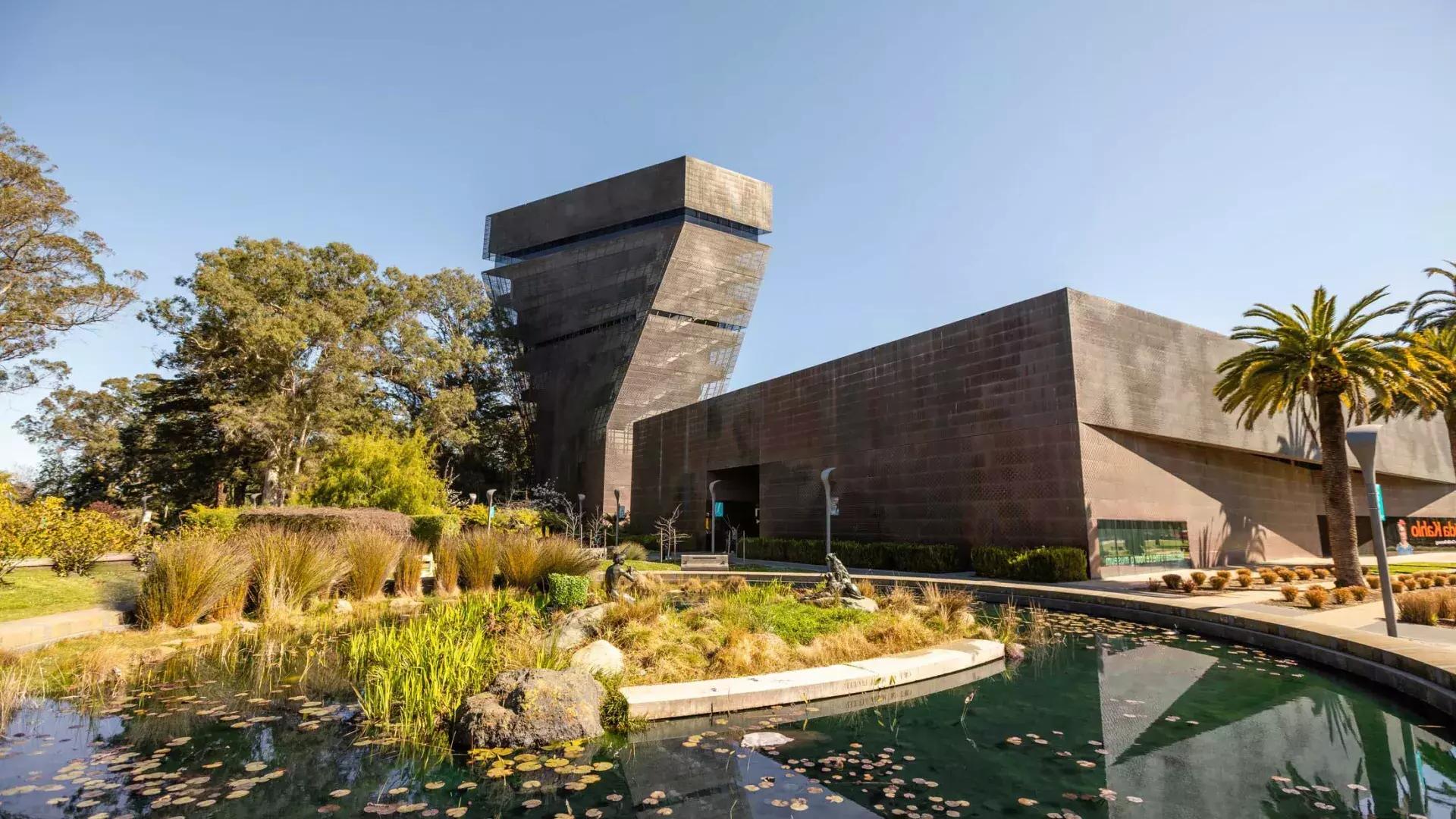 현대적인 각진 드 영 박물관의 외관. 샌프란시스코, 캘리포니아.