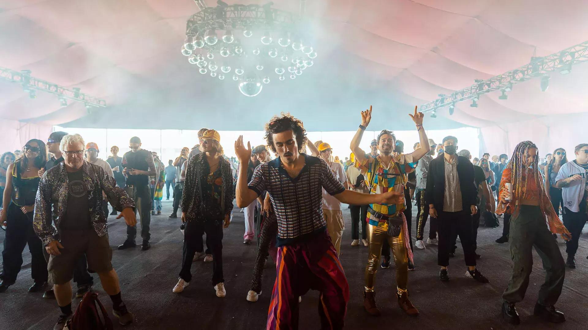 Festivalbesucher tanzen beim Portola Music Festival