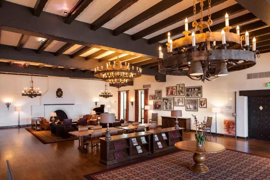 木の梁の天井と大きなシャンデリアが特徴的な、歴史あるプレシディオ役員クラブの内部。