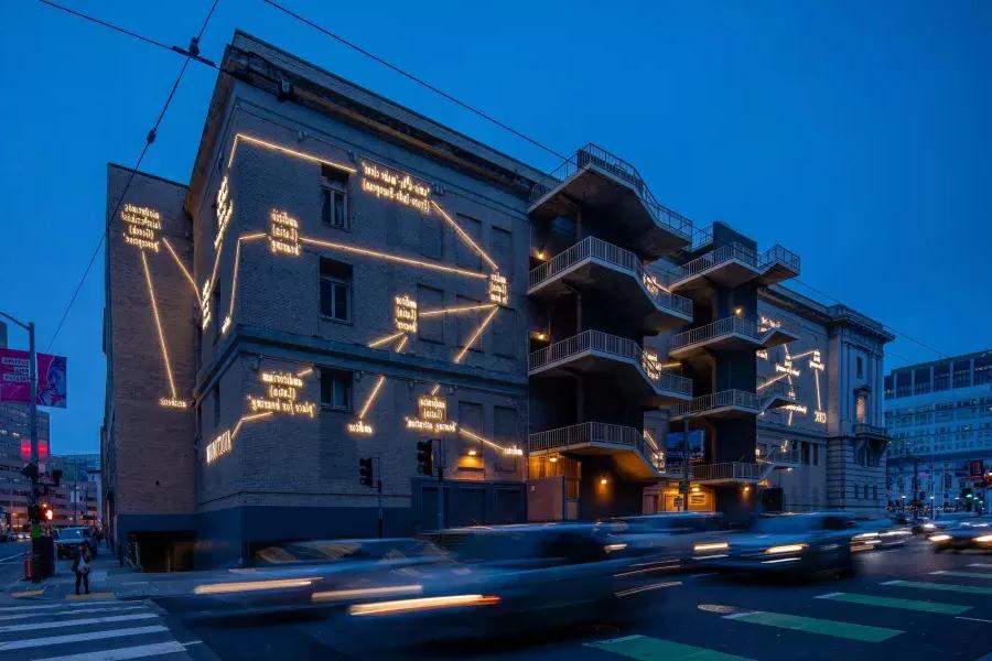 샌프란시스코의 한 건물이 예술가 Joseph Kosuth의 조명 예술로 조명되었습니다.