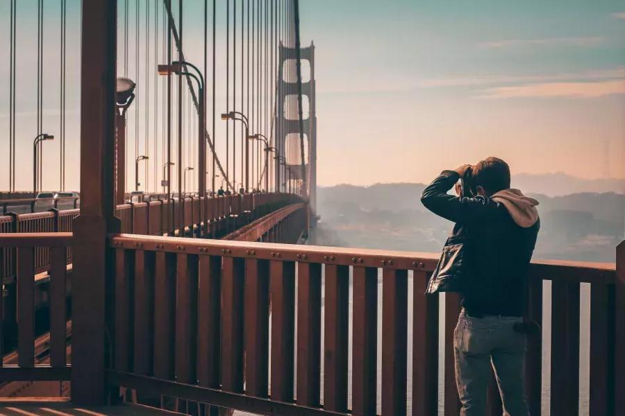 男人在金门大桥拍照