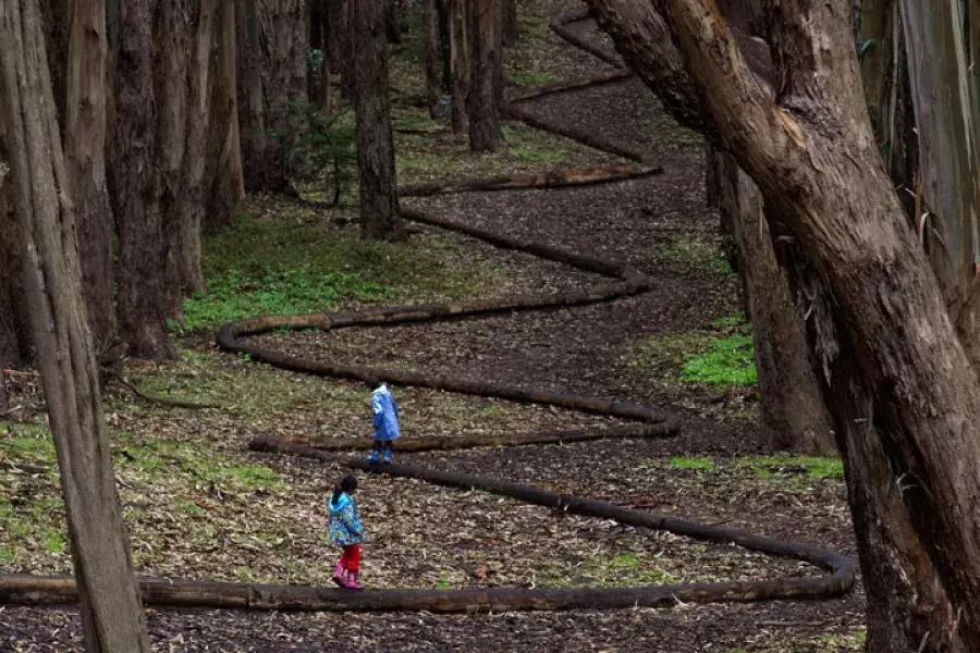 两个孩子在贝博体彩app要塞的一条弯弯曲曲的小路上散步.