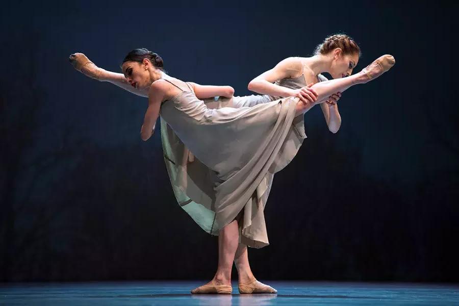 贝博体彩app的两个芭蕾舞演员在舞台上表演.