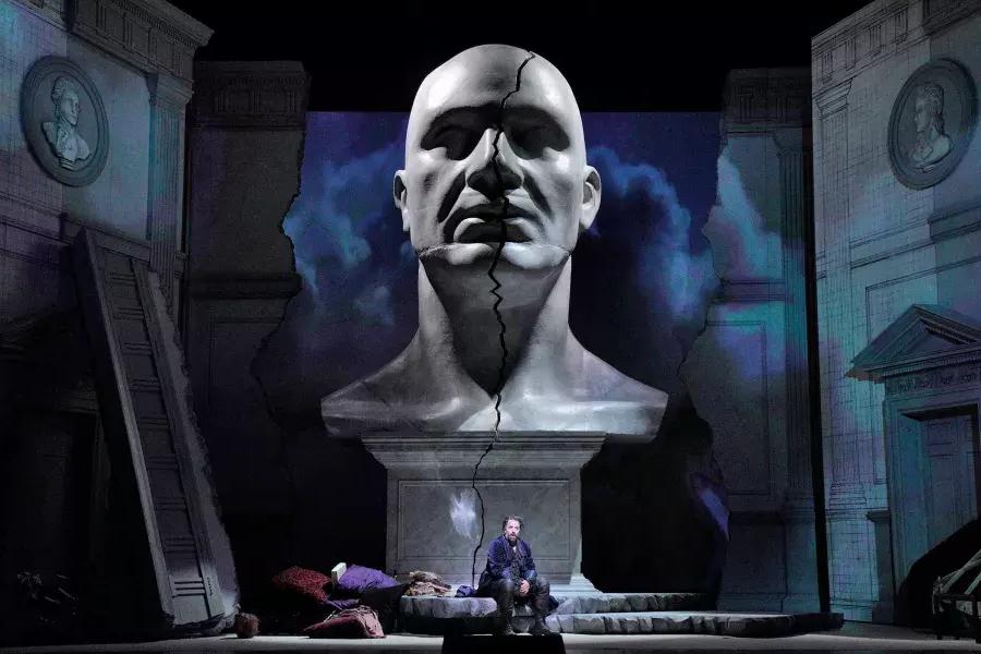 在贝博体彩app上演的《贝博体彩app》(Don Giovanni)中，一个巨大的男性半身像占据了舞台上的两个演员。.