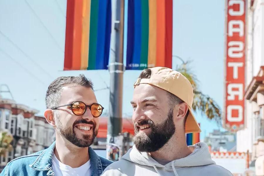 Männer, die im Castro rumhängen