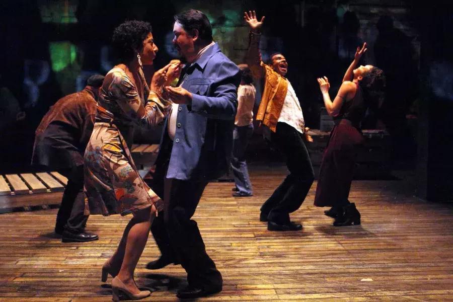 20世纪中叶穿着戏服的艺术家们在魔术剧院的舞台上跳舞.