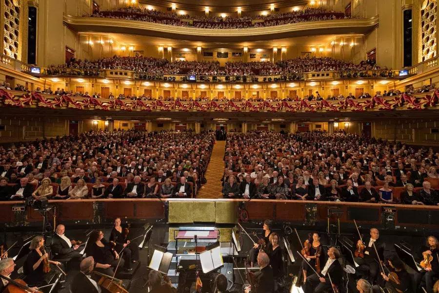 交响乐团正在准备一个歌剧表演在战争纪念歌剧院. San Francisco, California.