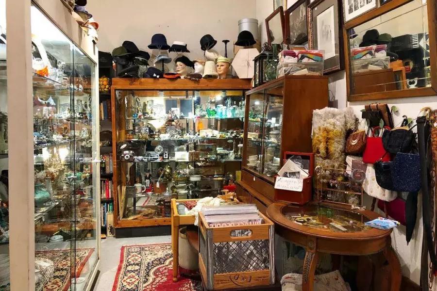 Cole Valley Antiques的各种古董、帽子、艺术品和更多的内部视图.