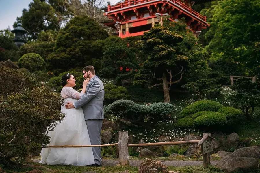 Pareja casada frente al jardín de té japonés