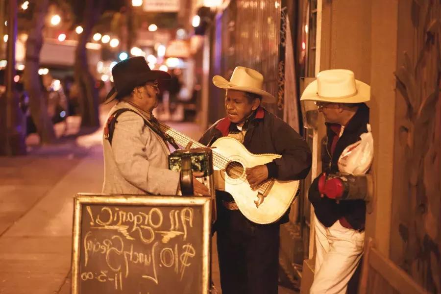 Tres músicos mexicanos actúan en una calle del Distrito de la Misión de San Francisco.