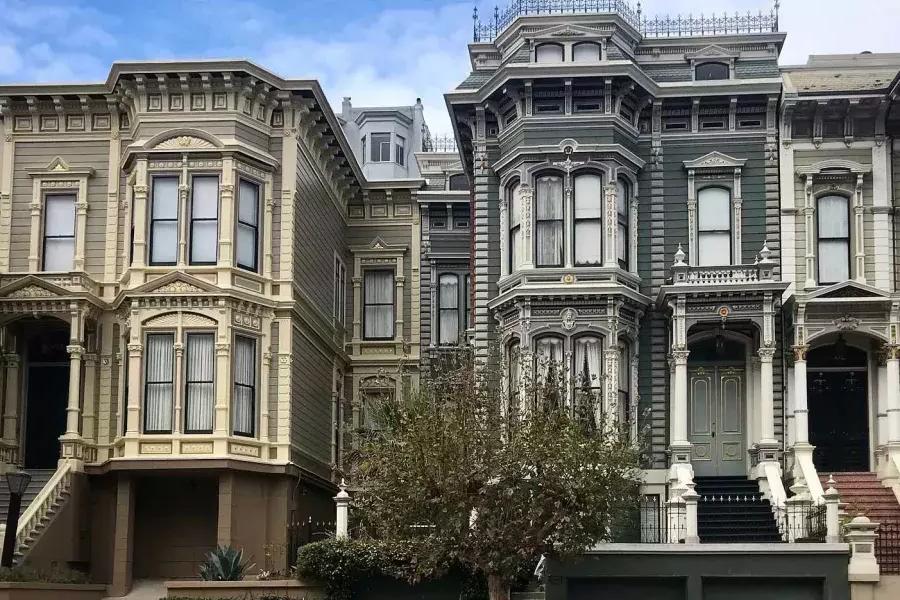 Una hilera de casas victorianas ornamentadas en una calle de Pacific Heights. San Francisco, California.