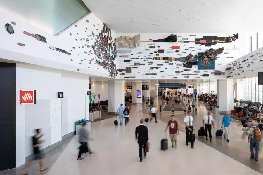 L'opera d'arte è appesa al Terminal 1 dell'OFS.