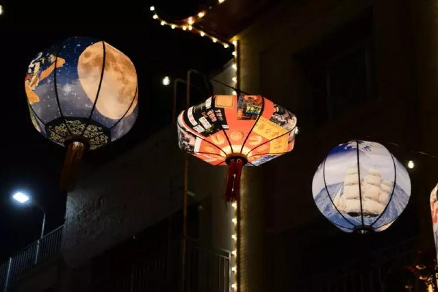 Le lanterne brillano sopra le strade di Chinatown.