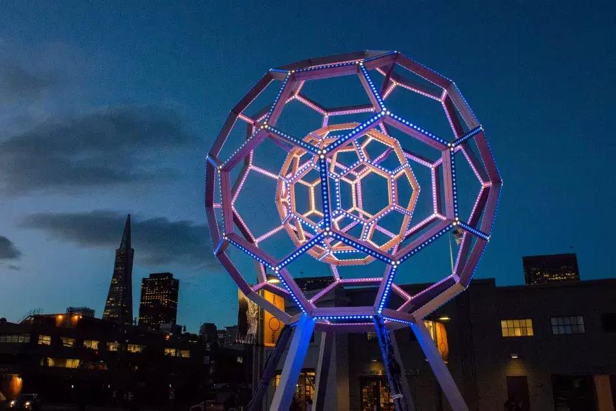 Immagine della grande installazione luminosa di Exploratorium