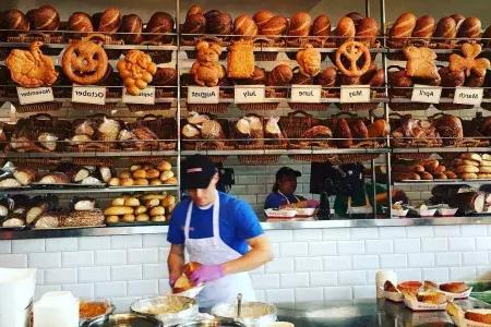サンフランシスコのブーディンベーカリーでは、パン職人がサワードウブレッドを作っています。