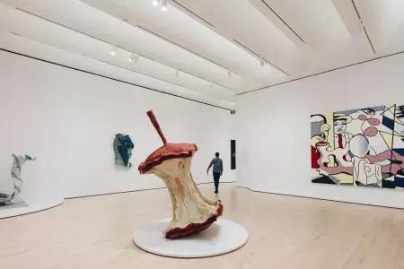 在贝博体彩app现代艺术博物馆，一个男人走过一个充满现代艺术的大而活泼的展厅. San Francisco, California.