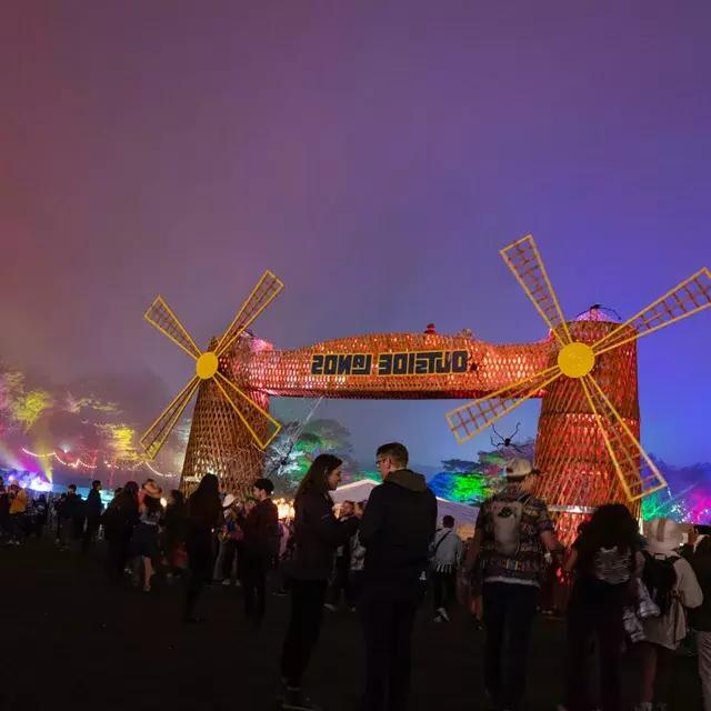Une foule de festivaliers est photographiée la nuit au milieu des néons lors du festival de musique Outside Lands à San Francisco.