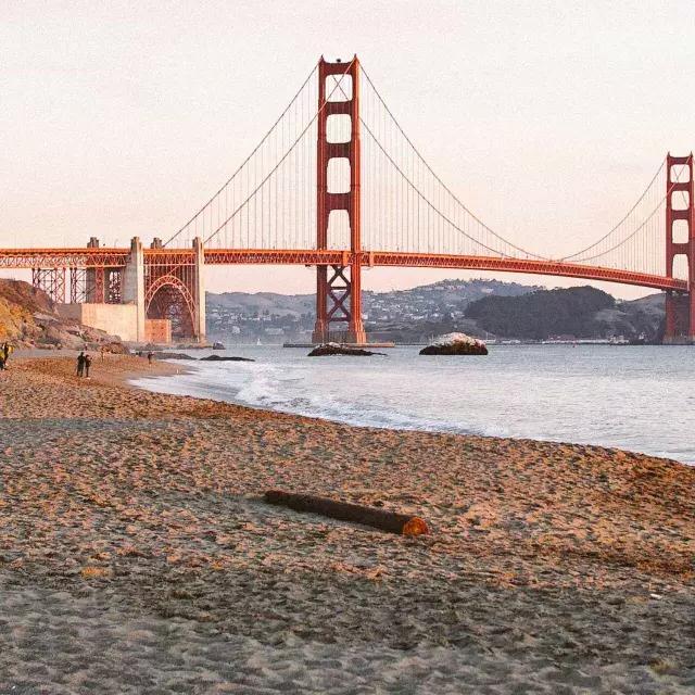 サンフランシスコのベイカービーチはゴールデンゲートブリッジを背景に撮影されています